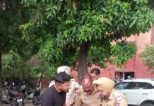 देखें Video: पटाखे मार मोटरसाइकिल सवार, भागते भागते भूल गए रास्ता पुलिस थाने के आगे पकड़े गए, हजारों रुपए का हुआ चलान।