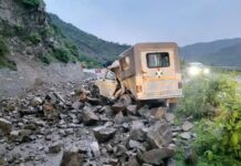 चंडीगढ़-शिमला नेशनल हाईवे पर भूस्खलन से एक कि मौत, 3 घायल, अखबार ले जा रहा वाहन आया चपेट में।