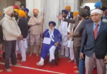 दरबार साहिब में सजा भुगतने पहुंचे सुखबीर बादल, गले में तख्ती-हाथ में बरछा लेकर सेवा निभा रहे; बर्तन-जूते भी करेंगे साफ