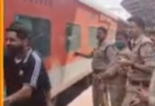 हजूर साहिब जा रहे निहंगों ने ट्रेन में सिगरेट पी रहे व्यक्तियों पर चलाई कृपाण… इतने गिरफ्तार