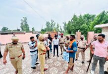 जालंधर में नशा तस्कर की अवैध कोठी पर चला बुलडोजर: पंचायती जमीन कब्जा कर बना रखा था दो मंजिला मकान, पुलिस ने करवाया खाली