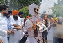 जालंधर में कांग्रेस पार्टी के दफ्तर के बाहर अकाली दल ने पुतला फूंका, कांग्रेस प्रधान ने दफ्तर में घुसकर तोड़फोड़ के आरोप लगाए