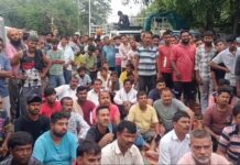 मकसूदां सब्जी मंडी में गेट पर पर्ची काटने को लेकर हुआ विवाद, मंडी के व्यापारियों ने गेट बंद कर लगाया धरना