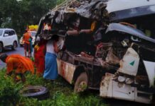 झारखंड के देवघर में बस-ट्रक भिड़े, 18 कांवड़ियों की मौत:बस ड्राइवर सीट समेत सड़क पर गिरा; सभी मृतक यहां के रहने वाले