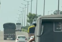 ऑटो में सवार थे लुटेरे: महिला ने दिखाई बहादुरी, लूट से बचने के लिए ऑटो से लटकी, पलटा वाहन