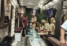 जालंधर में दिनदहाड़े ज्वेलर की दुकान पर लूट: पिस्टल तानकर 2 लाख नकद और गहने लूटे, CCTV में कैद हुई वारदात