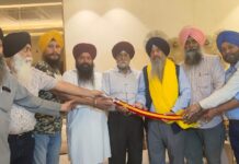 ਅਮਰੀਕਾ ਵਿੱਚ ਅੰਮ੍ਰਿਤਧਾਰੀ ਸਿੰਘ ਸਵਰਨਜੀਤ ਸਿੰਘ ਖਾਲਸਾ ਦੇ ਮੇਅਰ ਬਣਨ ਤੇ ਸਿੱਖ ਤਾਲਮੇਲ ਕਮੇਟੀ ਵੱਲੋਂ ਉਹਨਾਂ ਦੇ ਪਿਤਾ ਪਰਮਿੰਦਰ ਪਾਲ ਸਿੰਘ ਖਾਲਸਾ ਨੂੰ ਸਨਮਾਨਿਤ ਕੀਤਾ