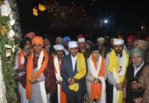 श्री गुरु तेग बहादुर जी के 350वें शहीदी दिवस को समर्पित नगर कीर्तन जालंधर में पहुँचा, पुष्प वर्षा से स्वागत