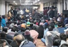 जालंधर नगर निगम में हंगामा: कर्मचारियों ने दफ्तर पर जड़ा ताला, हड़ताल से ठप हुई सफाई व्यवस्था