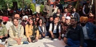 जालंधर नगर निगम के खिलाफ कांग्रेस का प्रदर्शन: गंदा पानी, टूटी सड़कें और भ्रष्टाचार के आरोपों पर हल्लाबोल; मेयर पर लगाए गंभीर आरोप