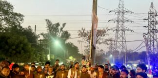 बांग्लादेश में हिंदुओं के नरसंहार के खिलाफ भाजपा युवा मोर्चा ने कैंडल मार्च निकाल प्रदर्शन किया