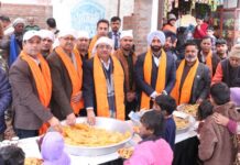 दशम पातशाही गुरु गोबिंद सिंह जी के पावन पर्व पर किया गया लंगर का आयोजन
