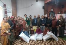 मकर संक्रांति के उपलक्ष्य बाला जी सेवा समिति ने अम्बिका कालोनी मे कम्बल वितरण किए