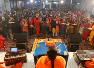 अर्बन एस्टेट में गूंजा ‘शिवमय’ वातावरण: श्री गीता मंदिर में पांच दिवसीय श्री शिव कथा का शुभारंभ, भाव-विभोर हुए संगत