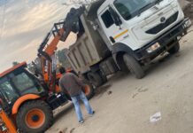 लतीफपुरा में फिर एक्शन: नगर निगम ने पुलिस बल के साथ हटवाए सड़क कब्जे, चारों रास्ते सील