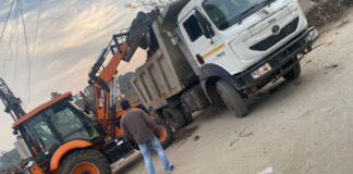 लतीफपुरा में फिर एक्शन: नगर निगम ने पुलिस बल के साथ हटवाए सड़क कब्जे, चारों रास्ते सील