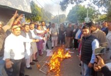 जालंधर युवा मोर्चा भाजपाइयों ने कांग्रेस दफ्तर के बाहर राहुल गांधी का पुतला फूंका किया रोष प्रदर्शन