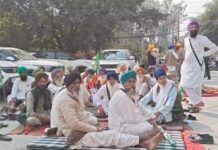 जालंधर में ट्रैवल एजेंट के खिलाफ किसानों का धरना: फर्जी वीजा के नाम पर 45 लाख की ठगी का आरोप