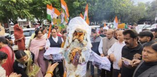 जालंधर में गैस किल्लत पर कांग्रेस का हल्ला बोल: DC दफ्तर के बाहर प्रदर्शन, पुतला फूंककर जताया रोष