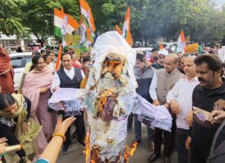 जालंधर में गैस किल्लत पर कांग्रेस का हल्ला बोल: DC दफ्तर के बाहर प्रदर्शन, पुतला फूंककर जताया रोष