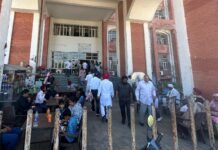 प्रशासन की नाक के नीचे ‘अंधेरगर्दी’: DC दफ्तर के बाहर सरेआम बिजली चोरी और अतिक्रमण का खेल