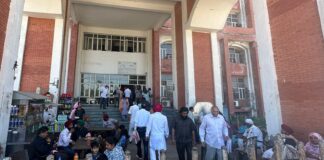 प्रशासन की नाक के नीचे ‘अंधेरगर्दी’: DC दफ्तर के बाहर सरेआम बिजली चोरी और अतिक्रमण का खेल