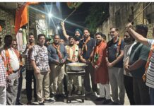 भाजपा युवा मोर्चा ने बंगाल जीत पर मनाया जश्न, युवाओं ने खुशी में बांटी झालमुड़ी