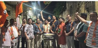 भाजपा युवा मोर्चा ने बंगाल जीत पर मनाया जश्न, युवाओं ने खुशी में बांटी झालमुड़ी