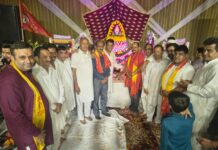साप्ताहिक हनुमान चालीसा के एक वर्ष होने न्यु विकास पुरी मे बाला जी सेवा समिति की भव्य बाला जी चौकी करवाई गई