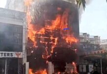 लखनऊ अग्निकांड: सीएम योगी ने 4 अफसर सस्पेंड किए, 4 आरोपी गिरफ्तार; 15 विद्यार्थियों ने तोड़ा