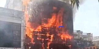 लखनऊ अग्निकांड: सीएम योगी ने 4 अफसर सस्पेंड किए, 4 आरोपी गिरफ्तार; 15 विद्यार्थियों ने तोड़ा