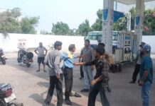 30 रुपये के पेट्रोल पर बवाल! पैसे मांगने पर पंप कर्मी से मारपीट, CCTV में कैद हुई गुंडागर्दी