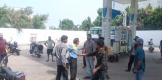 30 रुपये के पेट्रोल पर बवाल! पैसे मांगने पर पंप कर्मी से मारपीट, CCTV में कैद हुई गुंडागर्दी