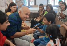 जालंधर के नारी निकेतन पहुंचे मनीष सिसोदिया: बच्चों संग बिताया समय, ठहाकों के बीच जाना उनका हाल; शिक्षा और बेहतर भविष्य पर दिया जोर