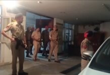 देर रात एक्शन में पुलिस कमिश्नर, थानों का किया औचक निरीक्षण
