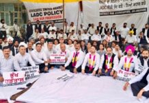 LADC पॉलिसी के विरोध में जिला बार एसोसिएशन का बड़ा कदम, वकील भूख हड़ताल पर बैठे; no work day रखा