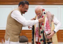 पीएम मोदी से मिले पंजाब के दोनों राज्यसभा सांसद, फुलकारी भेंट कर साझा किए प्रेरक अनुभव