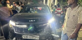 जालंधर में बेकाबू कार ने 2-3 कारों और बाइक को मारी टक्कर, ड्राइवर हिरासत में; नकोदर चौक के पास हादसे के बाद हंगामा