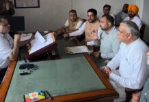 भाजपा नेताओं ने जालंधर में 700 पेटी अवैध शराब की बरामदगी पर ढीली कार्रवाई पर हमला बोल एक्साइज कमिश्नर को मांगपत्र दिया
