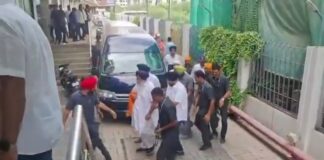 महाराष्ट्र के नांदेड़ गुरुद्वारे में सुखबीर बादल पर निहंग ने किया हमला, अस्पताल में भर्ती
