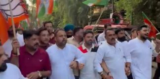 वन्देमातरम के सम्मान में युवा भाजपा का कांग्रेस भवन के बाहर जोरदार विरोध प्रदर्शन