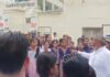 शिक्षक के तबादले के विरोध में छात्रों का धरना, हाई वोल्टेज तारें हटाने की भी मांग