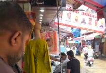 हल्की बारिश में ही रैनक बाजार की नई सड़क बनी मुसीबत, दुकानों के आगे जमा पानी; दुकानदार बोले- ‘मछियां पाल लईये’