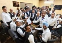 बार एसोसिएशन के चुनाव में रतन दुआ ने अपने समर्थकों के साथ पहुंचकर प्रधान पद के लिए नामांकन भरा जिला बार एसोसिएशन के दफ्तर में लगी रौनक