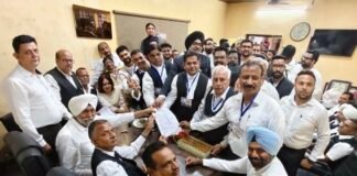 बार एसोसिएशन के चुनाव में रतन दुआ ने अपने समर्थकों के साथ पहुंचकर प्रधान पद के लिए नामांकन भरा जिला बार एसोसिएशन के दफ्तर में लगी रौनक