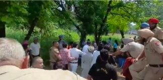 अंबेडकर प्रतिमा तोड़े जाने के विरोध में धरना, बसपा-भाजपा कार्यकर्ताओं में भिड़ंत से तनाव, सांपला पर हमला!
