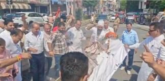 जालंधर में कांग्रेस के प्रदर्शन में अजीब स्थिति: PM का पुतला फूंकते समय पार्टी का झंडा भी जला, पंजाब सरकार के खिलाफ लगे नारे!