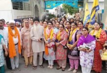 मेयर के साथ पत्नी श्वेता धीर ने संभाली कमान, वार्ड नंबर 84 से डोर-टू-डोर चुनाव प्रचार की जोरदार शुरुआत