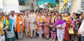 मेयर के साथ पत्नी श्वेता धीर ने संभाली कमान, वार्ड नंबर 84 से डोर-टू-डोर चुनाव प्रचार की जोरदार शुरुआत