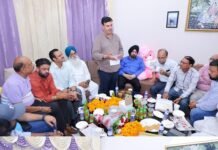 बैंक कॉलोनी, वार्ड नंबर-1 में लोक मिलनी के दौरान मेयर वनीत धीर ने सुनीं लोगों की समस्याएं